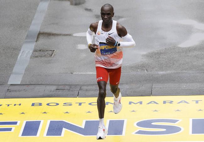 Eliud Kipchoge cruzando la meta del maratón de Boston 2023. EFE