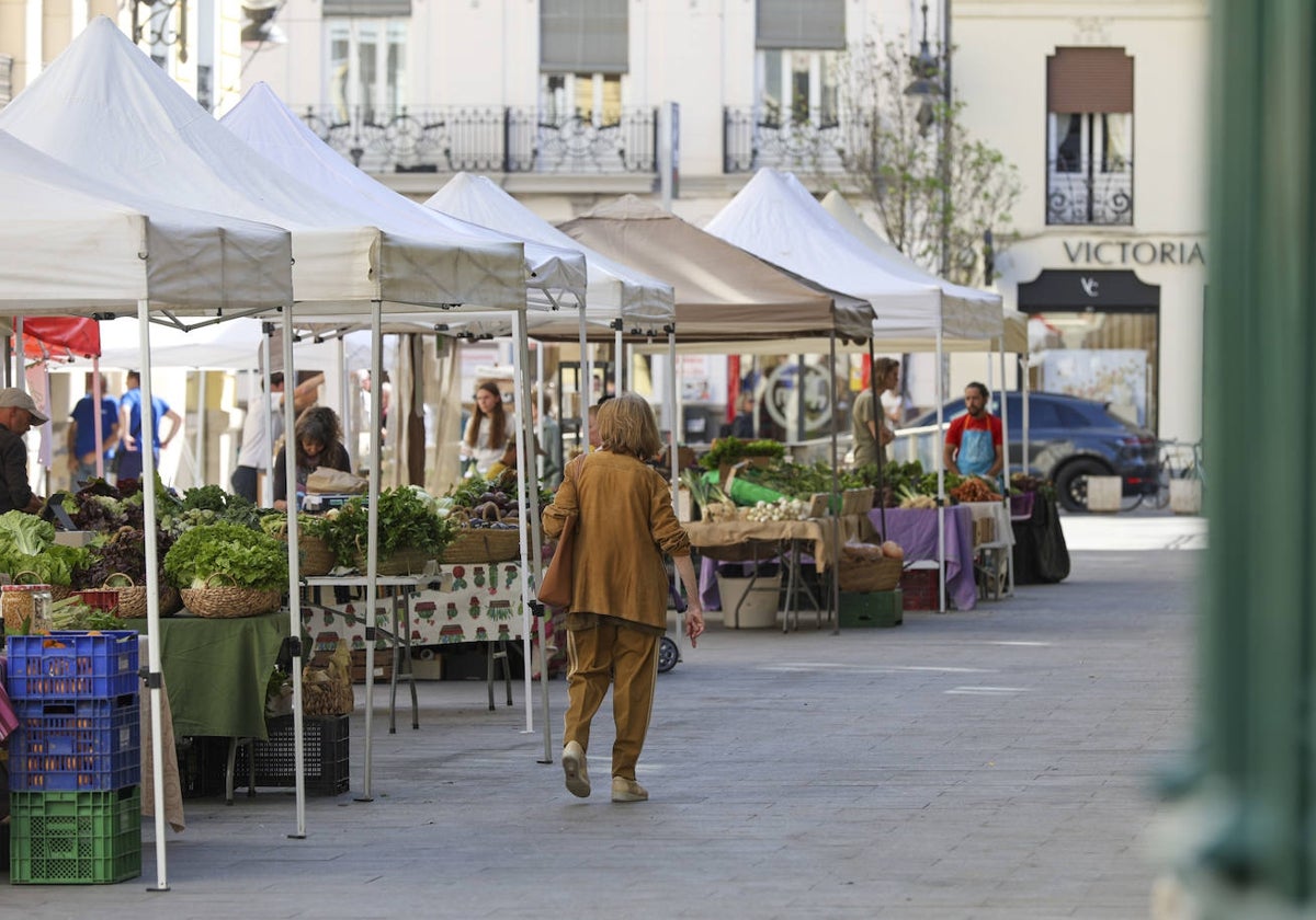 Paradas del mercado de agricultores que se instala los martes junto al mercado de Colón.