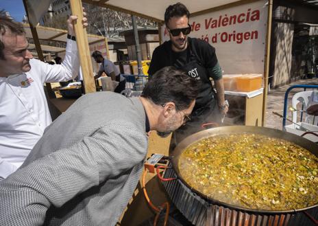 Imagen secundaria 1 - Arriba, Jorge Moreno Voraz, quien ganó el premio al Arrocero del futuro el pasado año. A la izquierda, Quique Dacosta observa una elaboración junto al presidente de la DO de Valencia, Santos Ruiz. A la derecha, una joven prueba uno de los arroces.