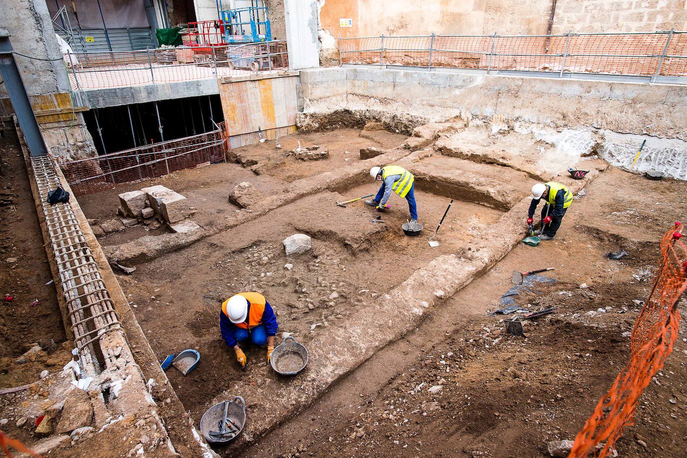 Operarios trabajan en el circo romano.