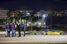 Policías, junto al hinchable siniestrado la noche del accidente.