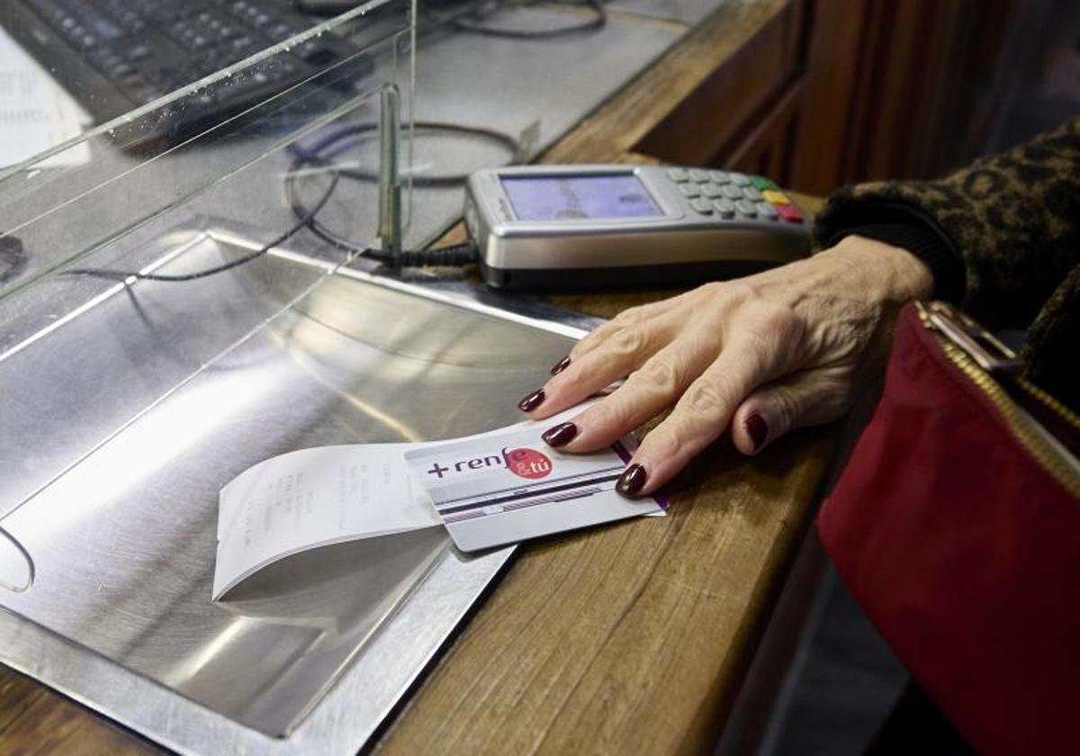 Una mujer, en la taquilla de Renfe.