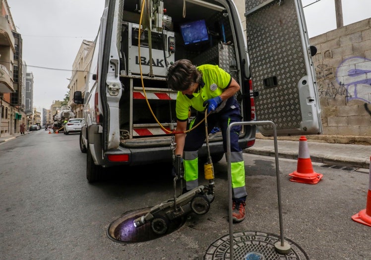 La trabajadora de Global Omnium, durante un trabajo en Benetússer.