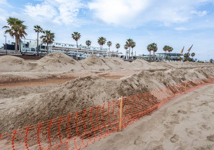 Camino de acceso para los camiones de las obras, junto al recinto de Marina Beach.