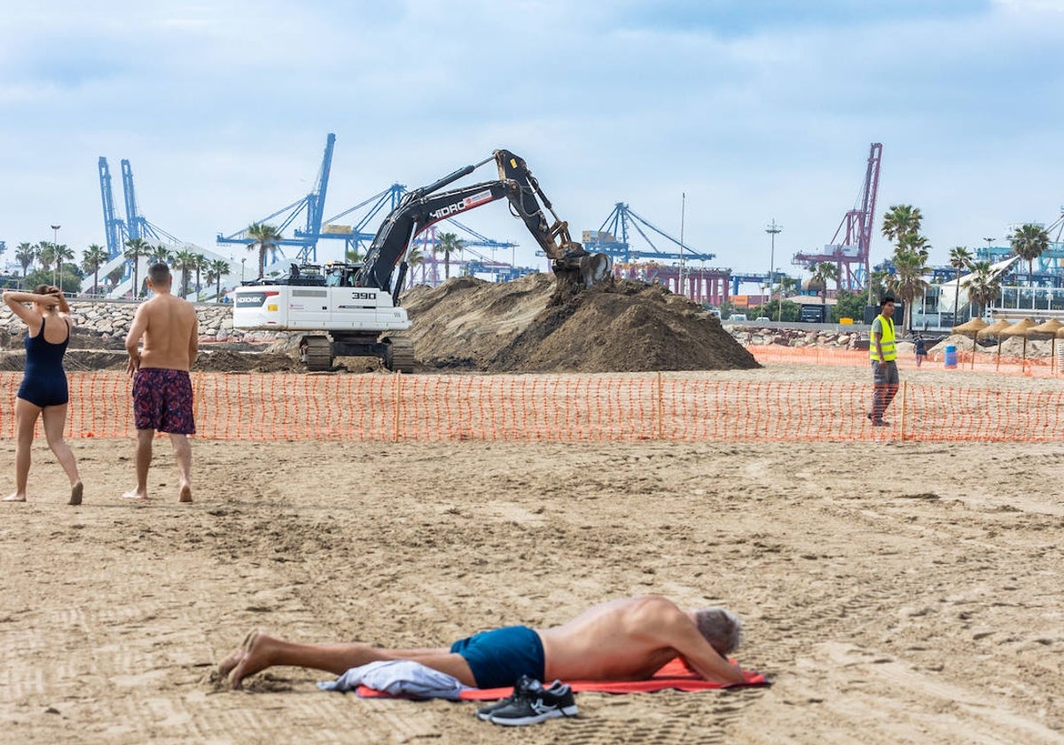 Obras de extracción de arena en la playa del Cabanyal, este viernes.