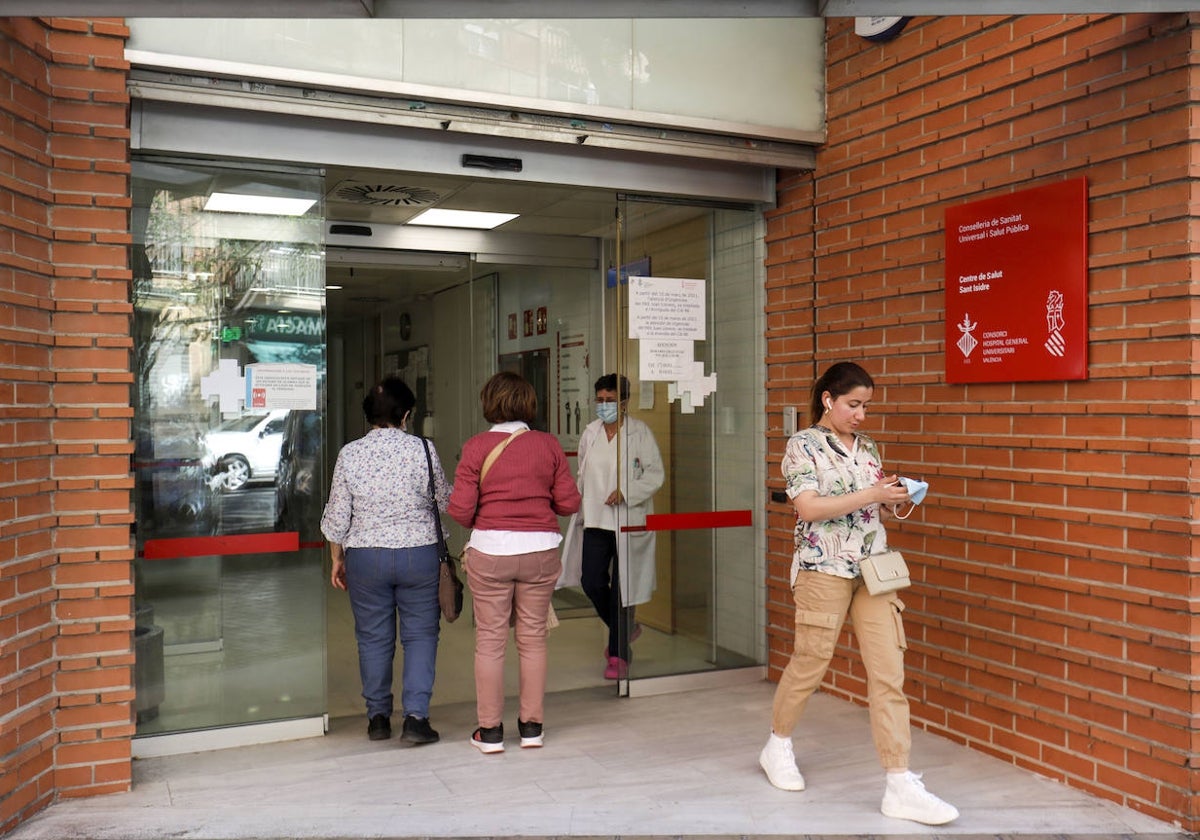 Pacientes a las puertas de un centro de salud valenciano.