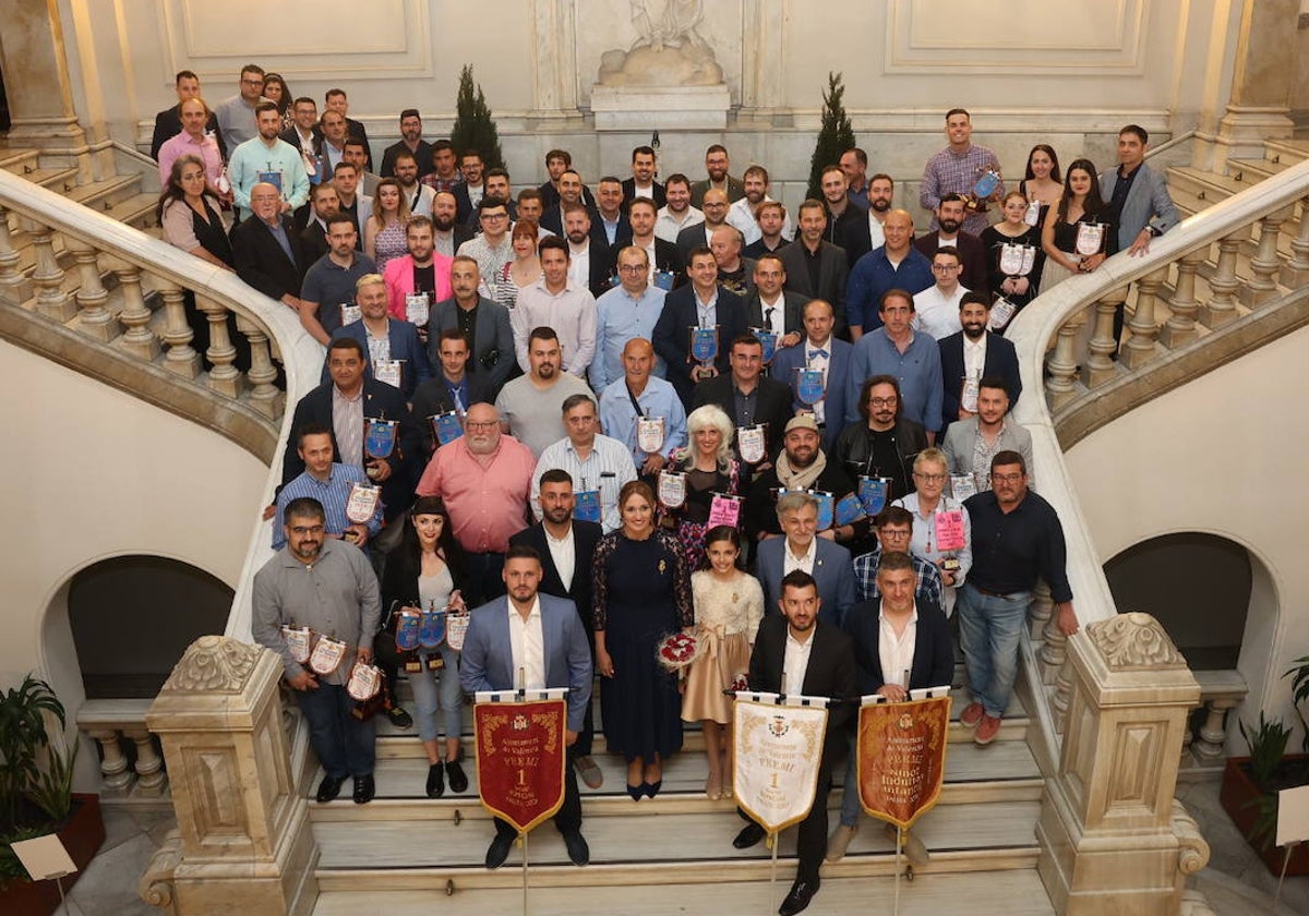 Artistas que han logrado el primer premio en las distintas secciones, junto a las falleras mayores de Valencia y el concejal de Cultura Festiva.