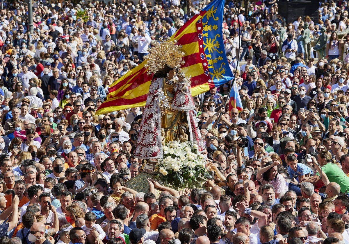 Una imagen de archivo del traslado de la Virgen.