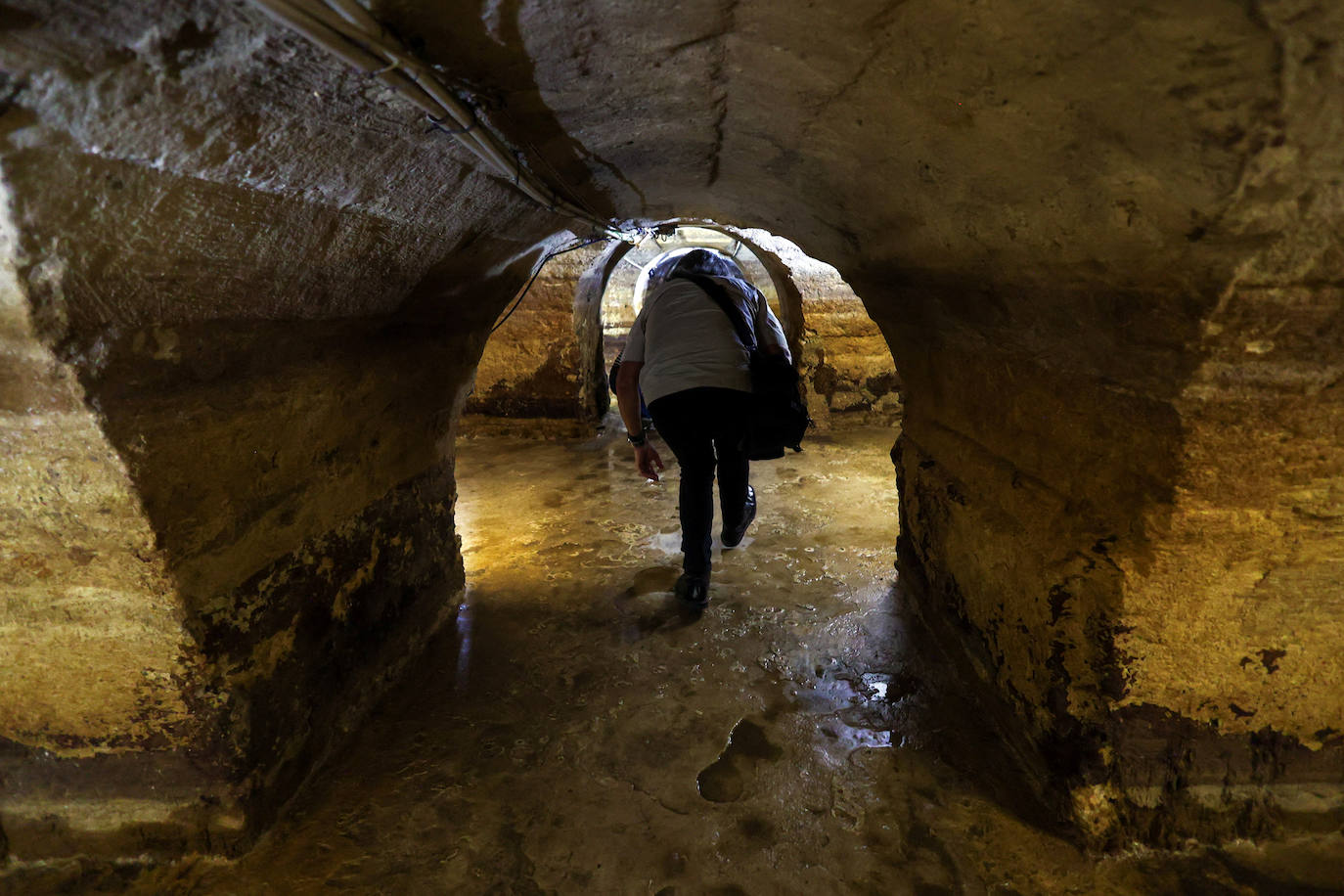 La estructura obliga a caminar agachado. Las robustas paredes no tienen más de metro y medio de altura.