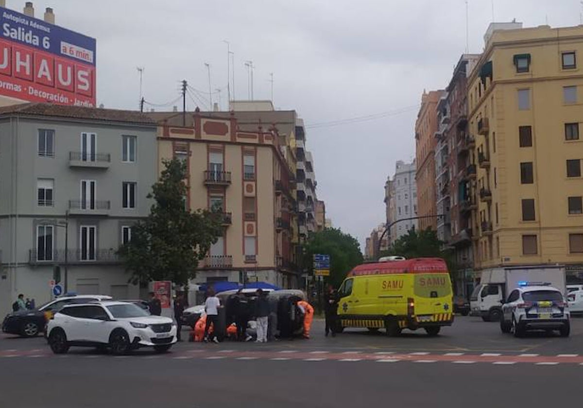 Dos heridos en una colisión entre dos coches en Valencia