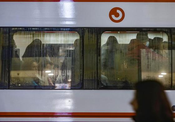 Pasajeros en el interior de un tren de Cercanías en Valencia, en una imagen de archivo.