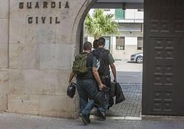 Agentes de la Guardia Civil durante la operación del caso Azud.