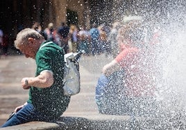 Dos turistas en la plaza de la Virgen de Valencia, la pasada semana.