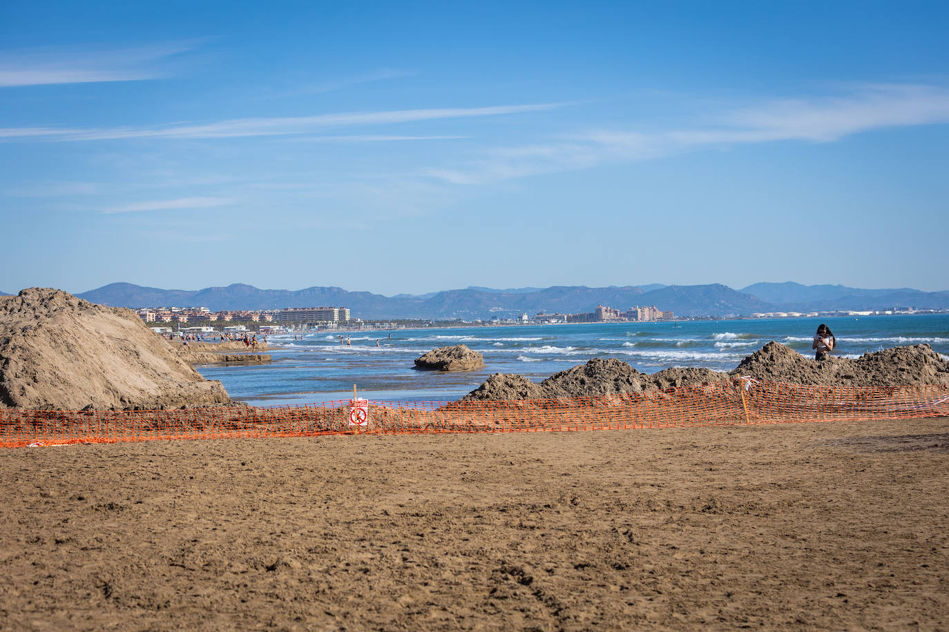 Montañas de arena en la playa del Cabanyal