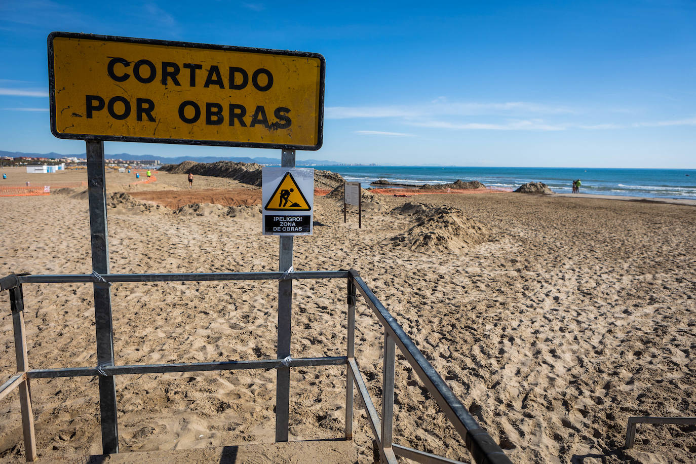 Montañas de arena en la playa del Cabanyal