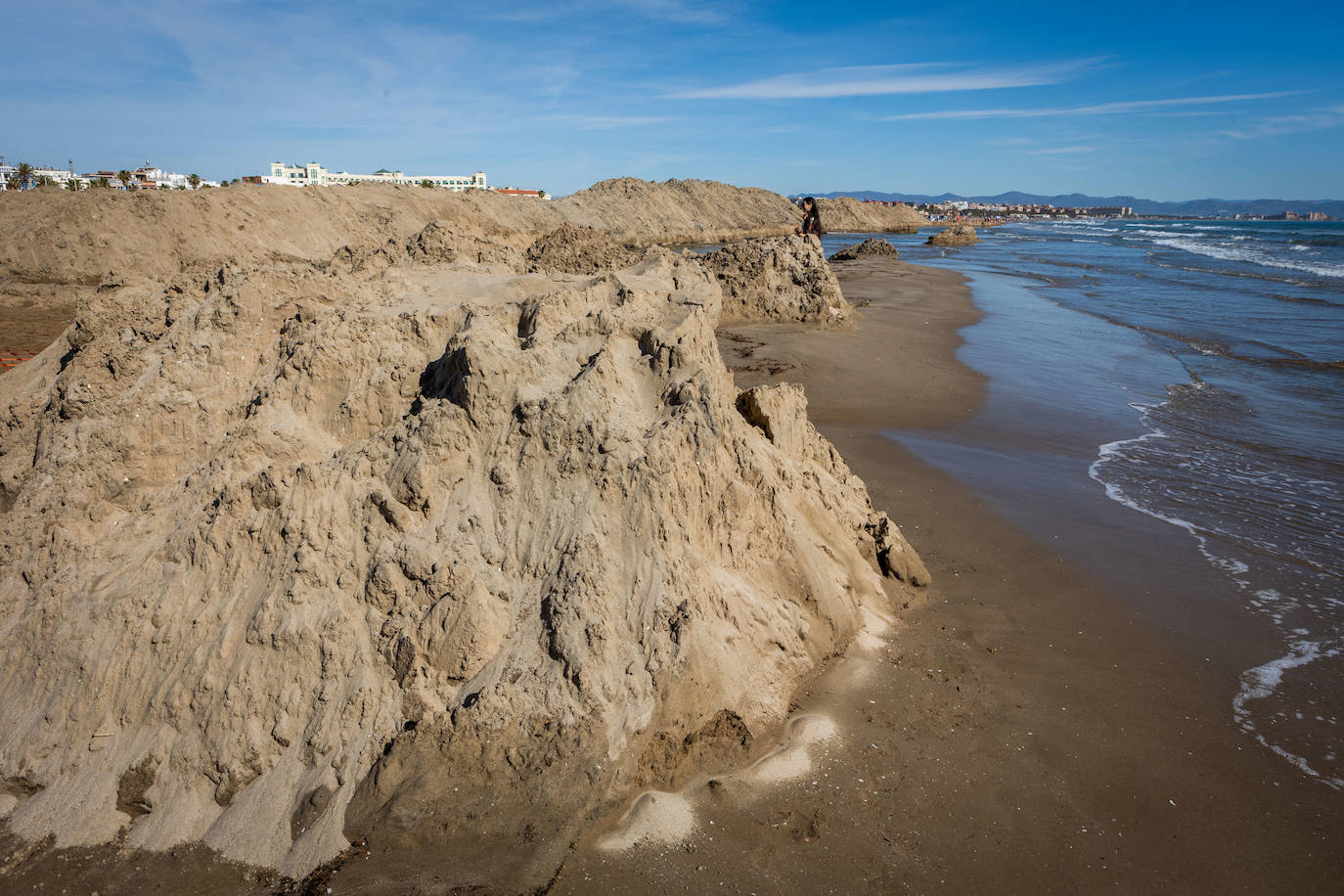 Montañas de arena en la playa del Cabanyal