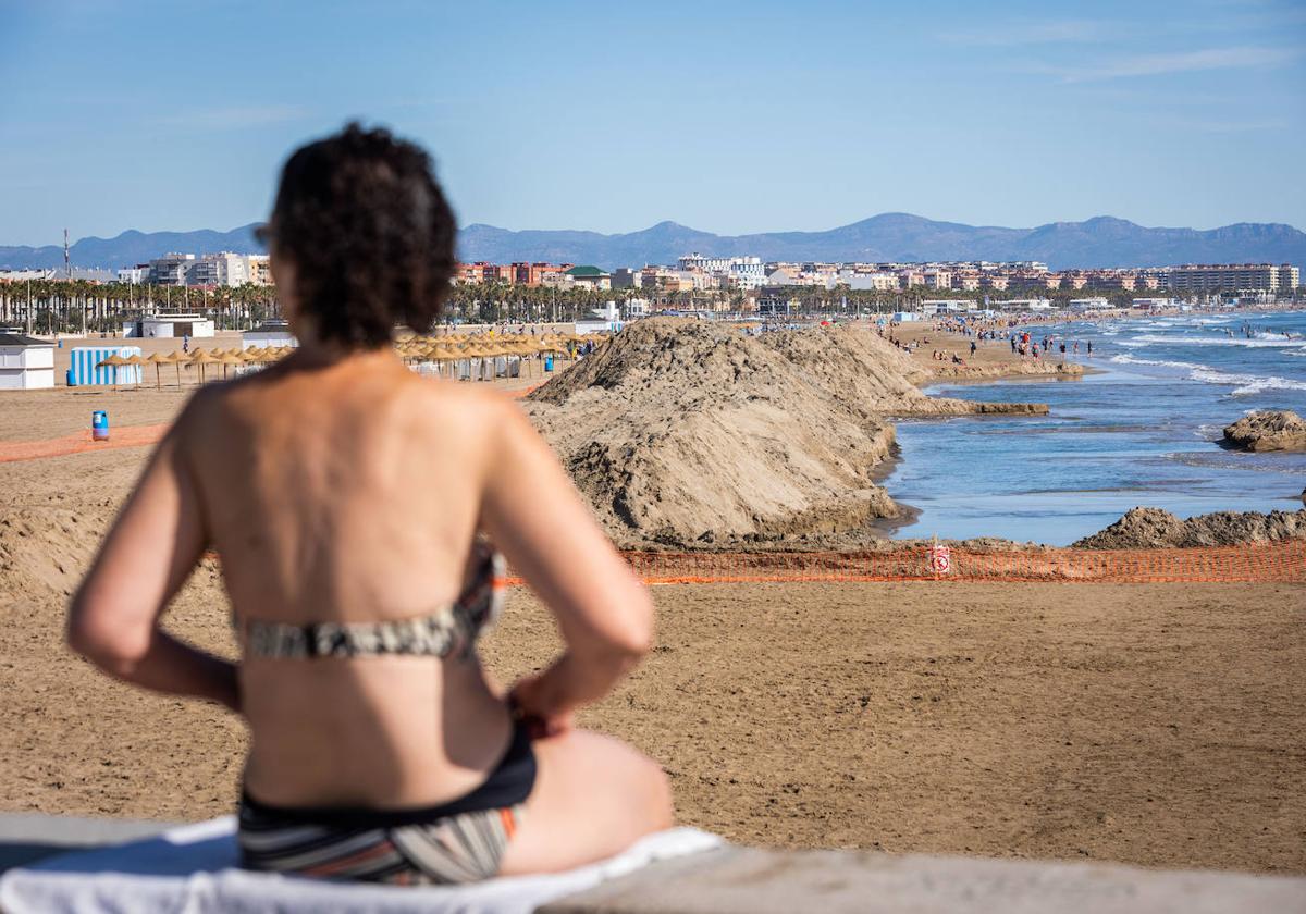 Montañas de arena en la playa del Cabanyal