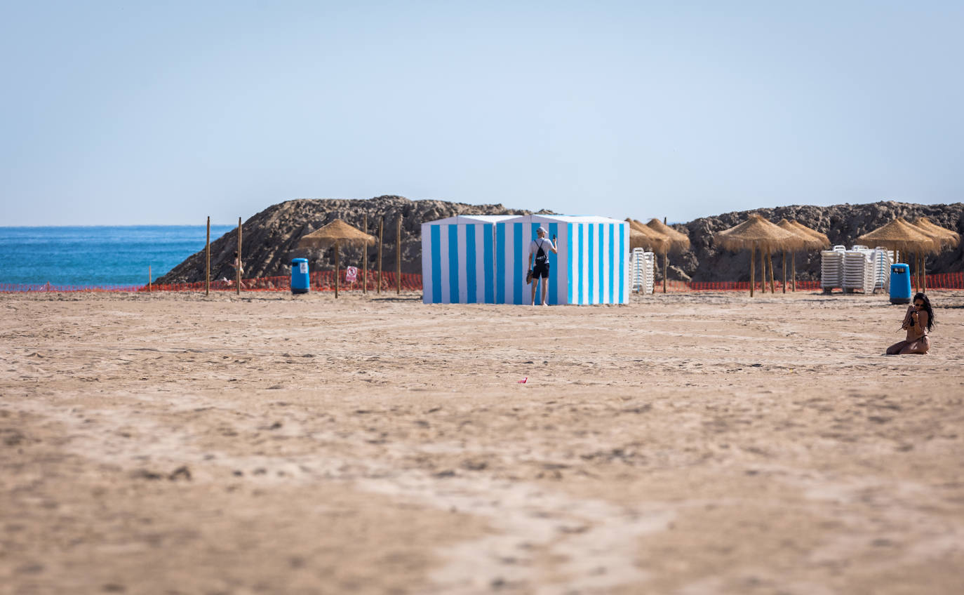 Montañas de arena en la playa del Cabanyal