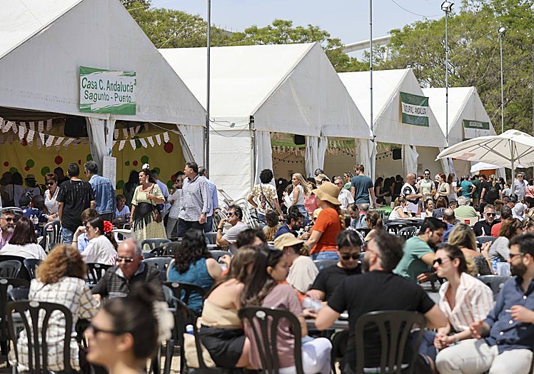 Imagen principal - Baile y cante en las cerca de veinte casetas que componen la cita festiva.
