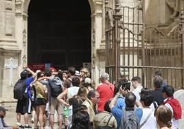 Una larga cola de visitantes para acceder a la Catedral, este domingo.