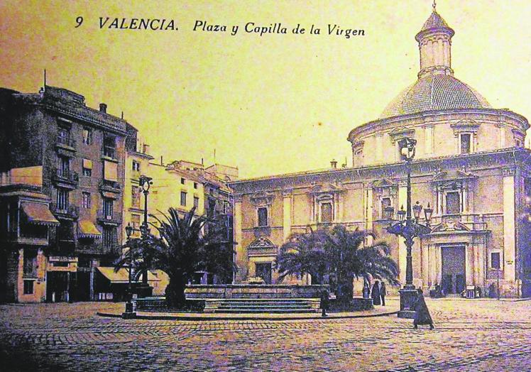 Postal de la plaza a principios del siglo XX