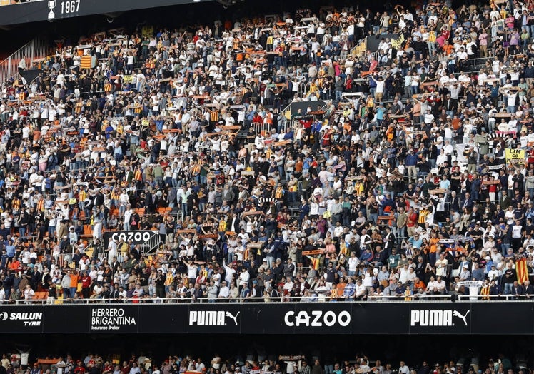 La afición del Valencia, durante el partido frente al Valladolid en Mestalla.