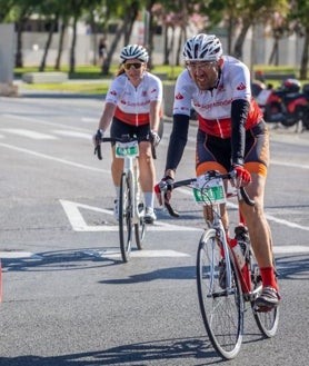 Imagen secundaria 2 - Participantes en la llegada y en la zona postmeta, donde ha continuado la gran fiesta del cicloturismo en Valencia.