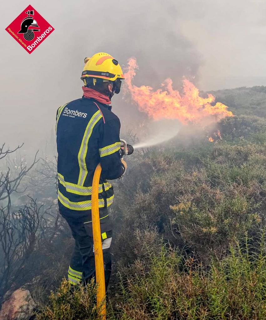 El incendio forestal en la cala Llabeig de Teulada, en imágenes