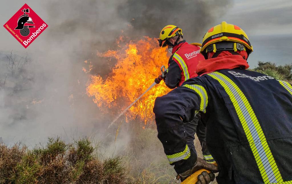 El incendio forestal en la cala Llabeig de Teulada, en imágenes