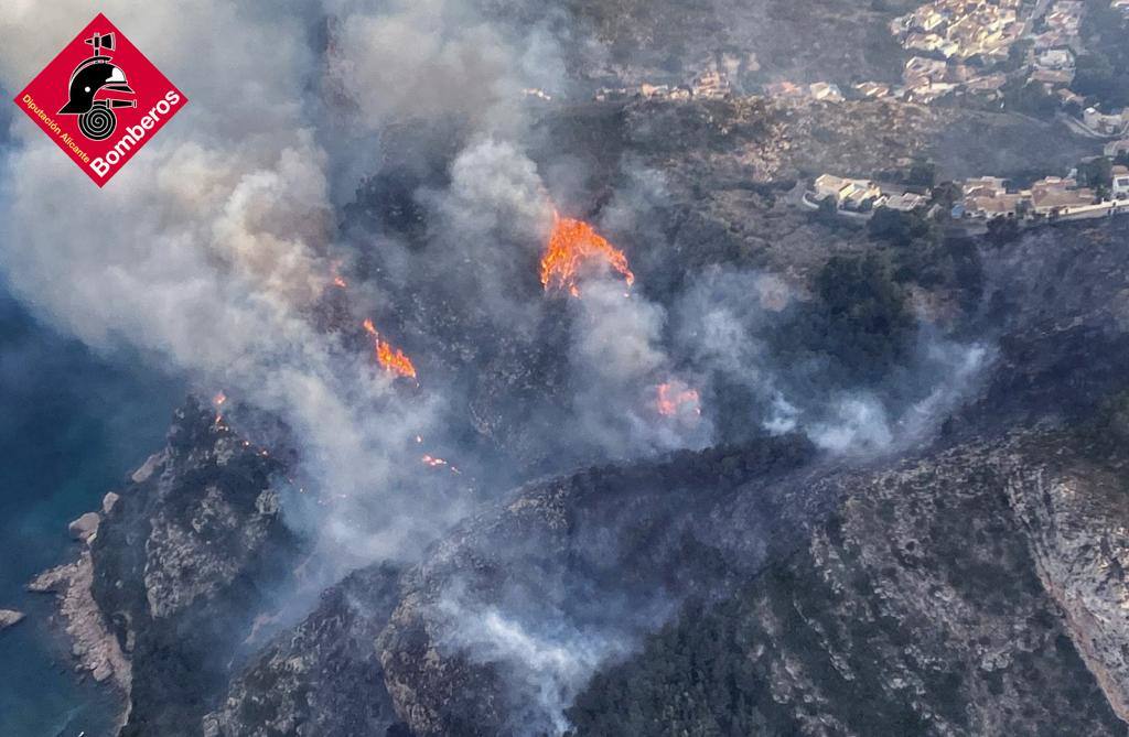 El incendio forestal en la cala Llabeig de Teulada, en imágenes