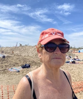 Imagen secundaria 2 - Bañistas subiendo a los montículos y abajo, María Victoria Utiel, turista de Albacete y Saturnina Patiño, vecina de Valencia.