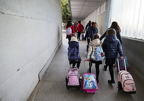 Un grupo de alumnos accede a un colegio concertado de Valencia, en una foto de archivo