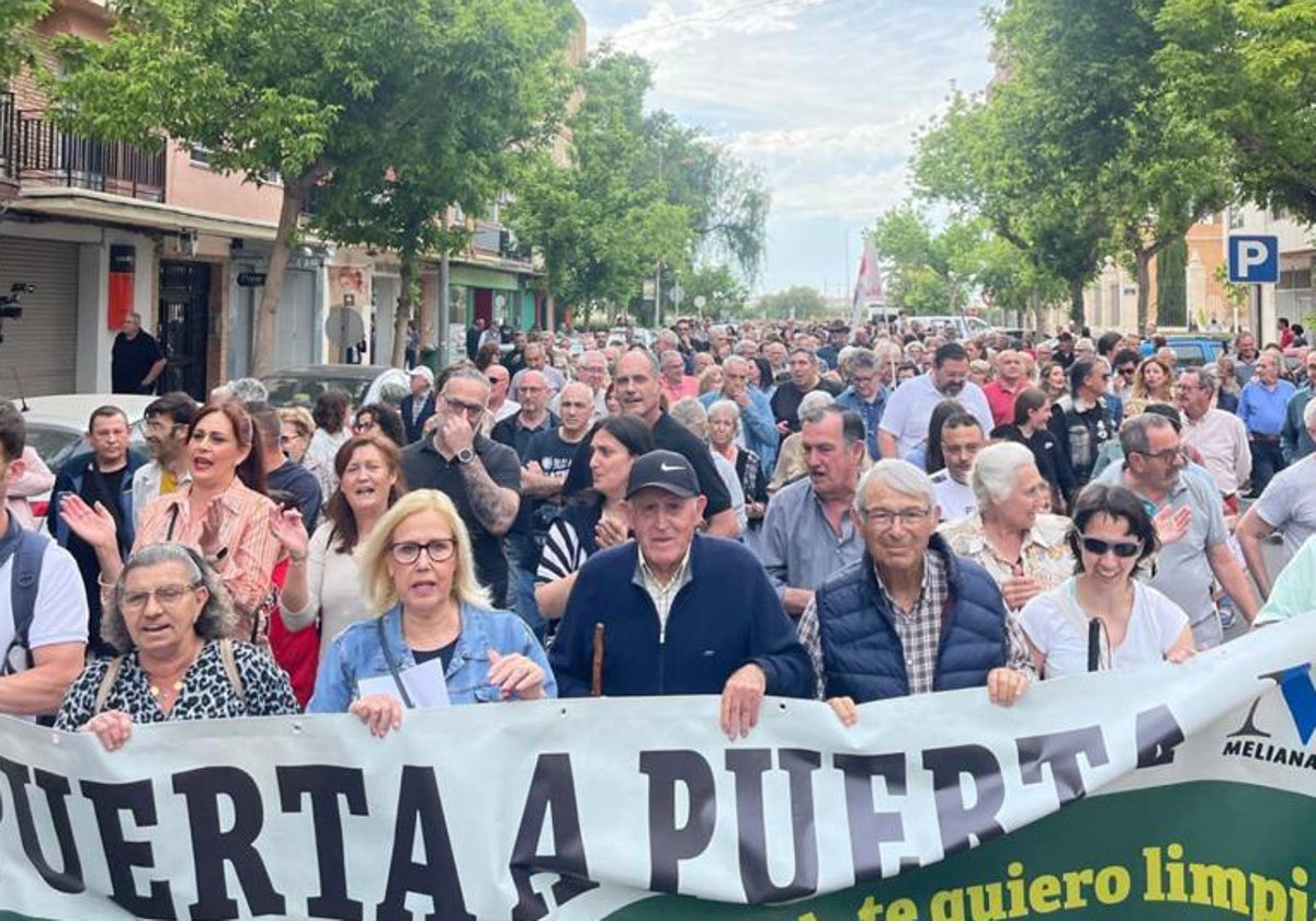 Unos 800 vecinos de Meliana se manifiestan contra el sistema de recogida de basura puerta a puerta