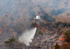 Imagen de archivo de las labores de extinción de un helicóptero.