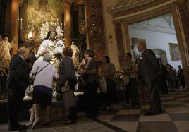 Besamanos a la Virgen de los Desamparados, en una imagen de archivo.