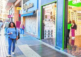 Comercios cerrados y abiertos en el centro de Valencia.