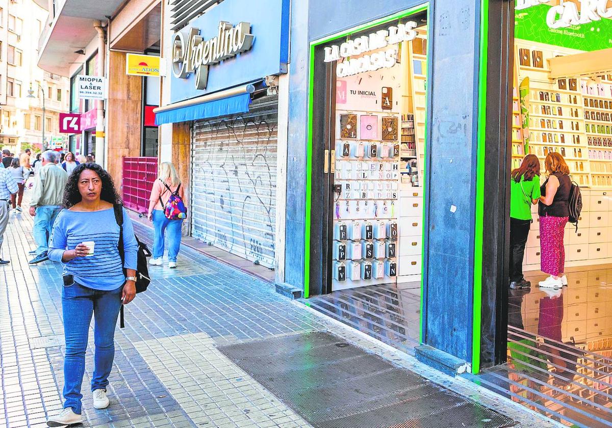 Comercios cerrados y abiertos en el centro de Valencia.