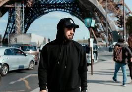 Ilia Topuria, luce una Oblack a los pies de la Torre Eiffel.