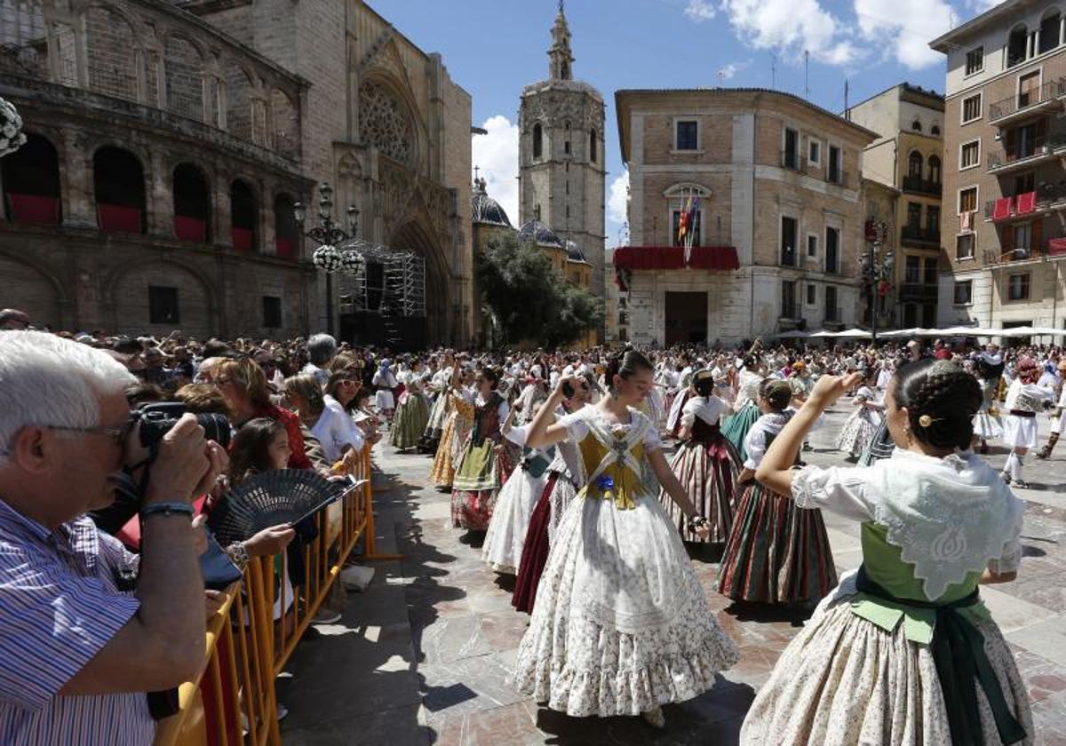 Una dansà en la plaza de la Virgen, en una imagen de archivo.