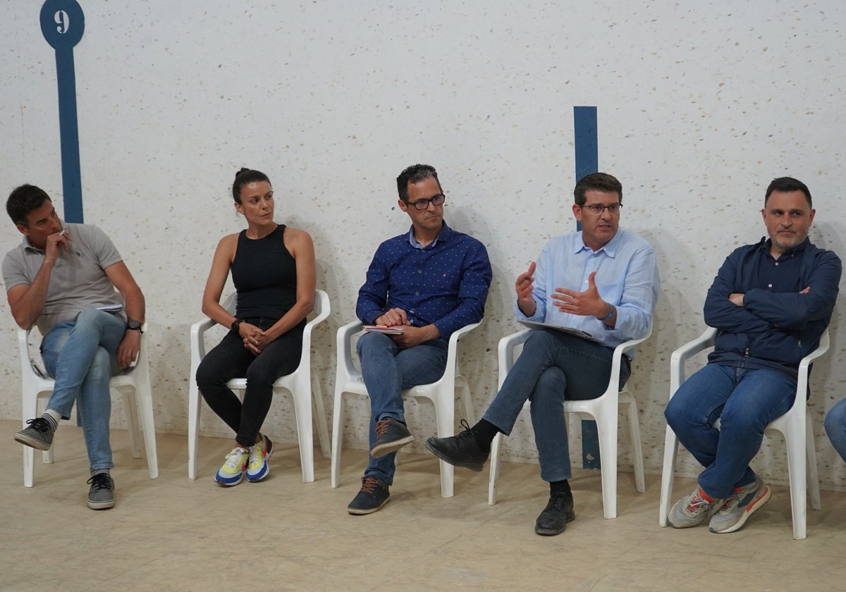 Un momento de la reunión con las asociaciones deportivas.