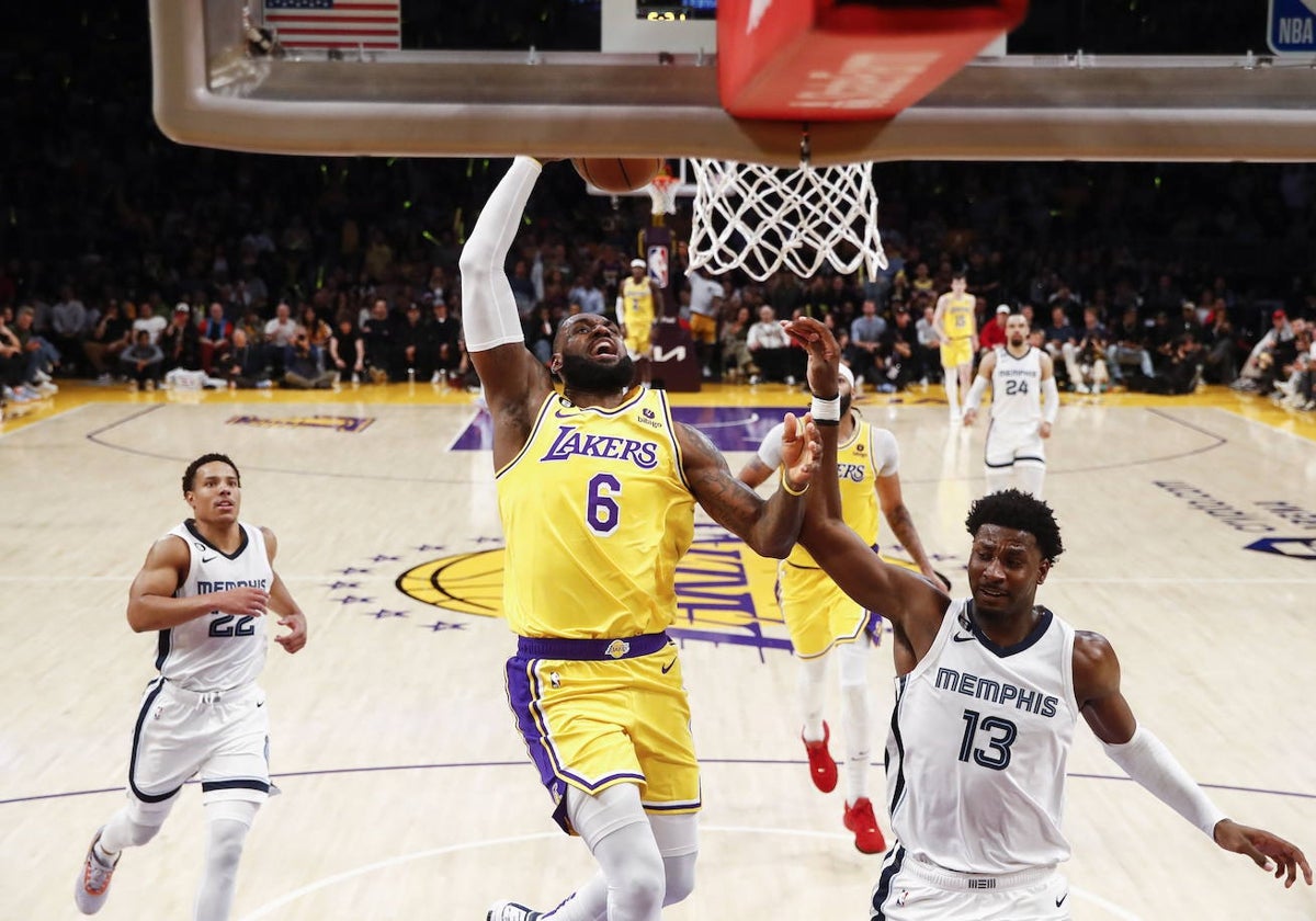 Lebron James entra a canasta en un partido de los Lakers frente a Memphis.