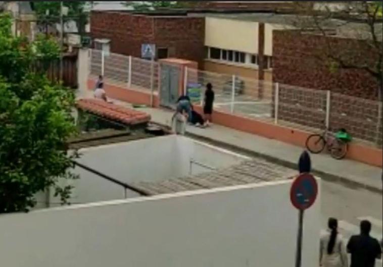 Imagen del vídeo que recoge el incidente en la puerta del colegio de la niña.