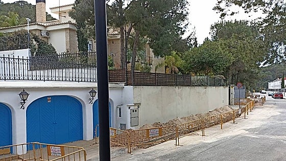 Vecinos de Gilet denuncian el riesgo de incendio por las obras de instalación de una antena de telefonía móvil
