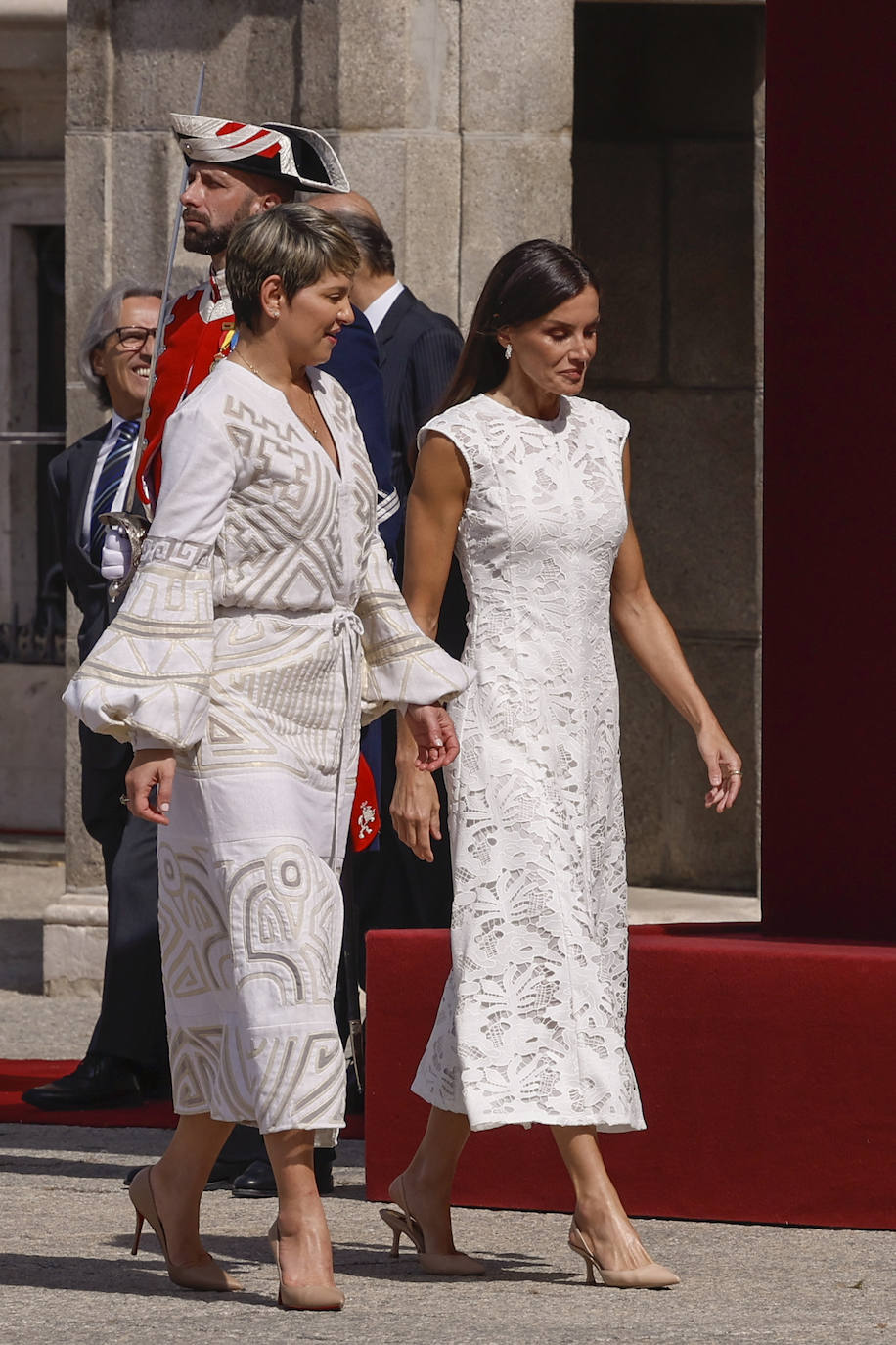 Letizia apuesta por el encaje con un vestido &#039;low cost&#039;