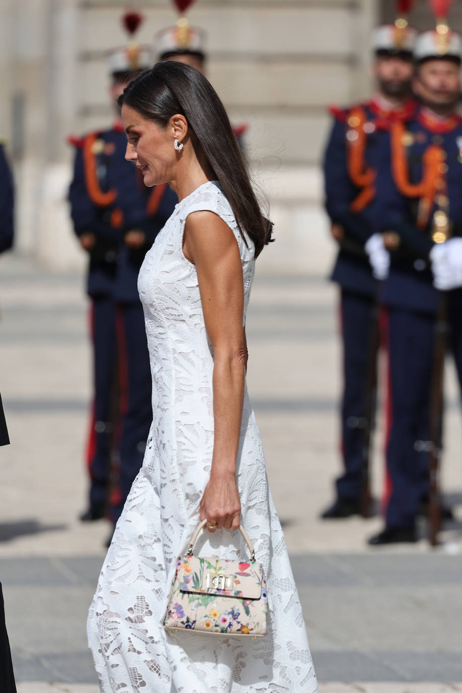 Letizia apuesta por el encaje con un vestido &#039;low cost&#039;