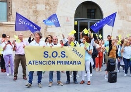 Asistentes a la protesta convocada por Simap este miércoles frente al Palau de la Generalitat.