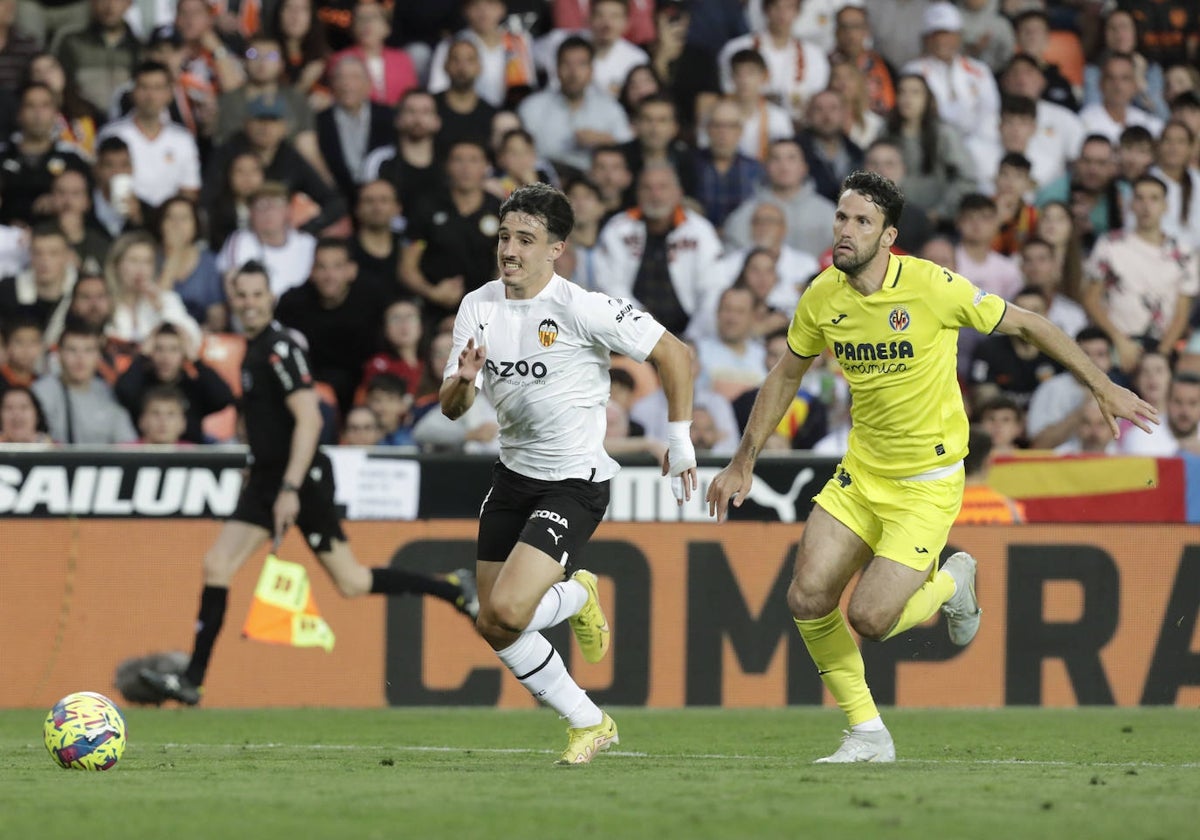 Diego López se escapa de Pedraza en el derbi contra el Villarreal.