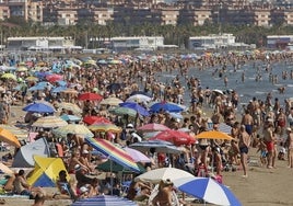 Playa de la Malvarrosa de Valencia llena de bañistas.