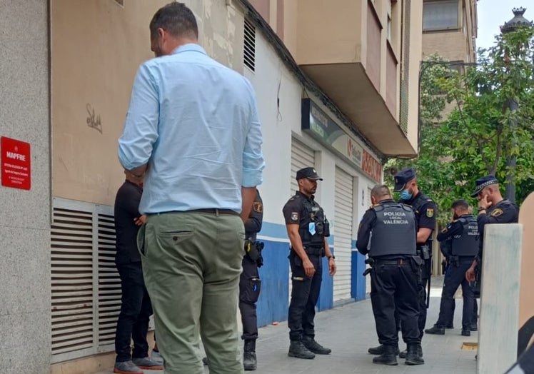 Un grupo de policías en el lugar donde han ocurrido los hechos.