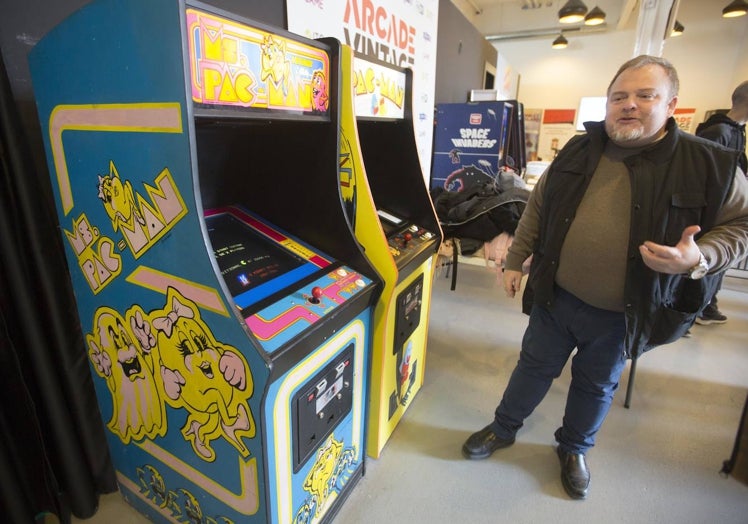 Eduardo Arancibia, comisario del museo de Ibi, junto a la máquina de Pac-Man.